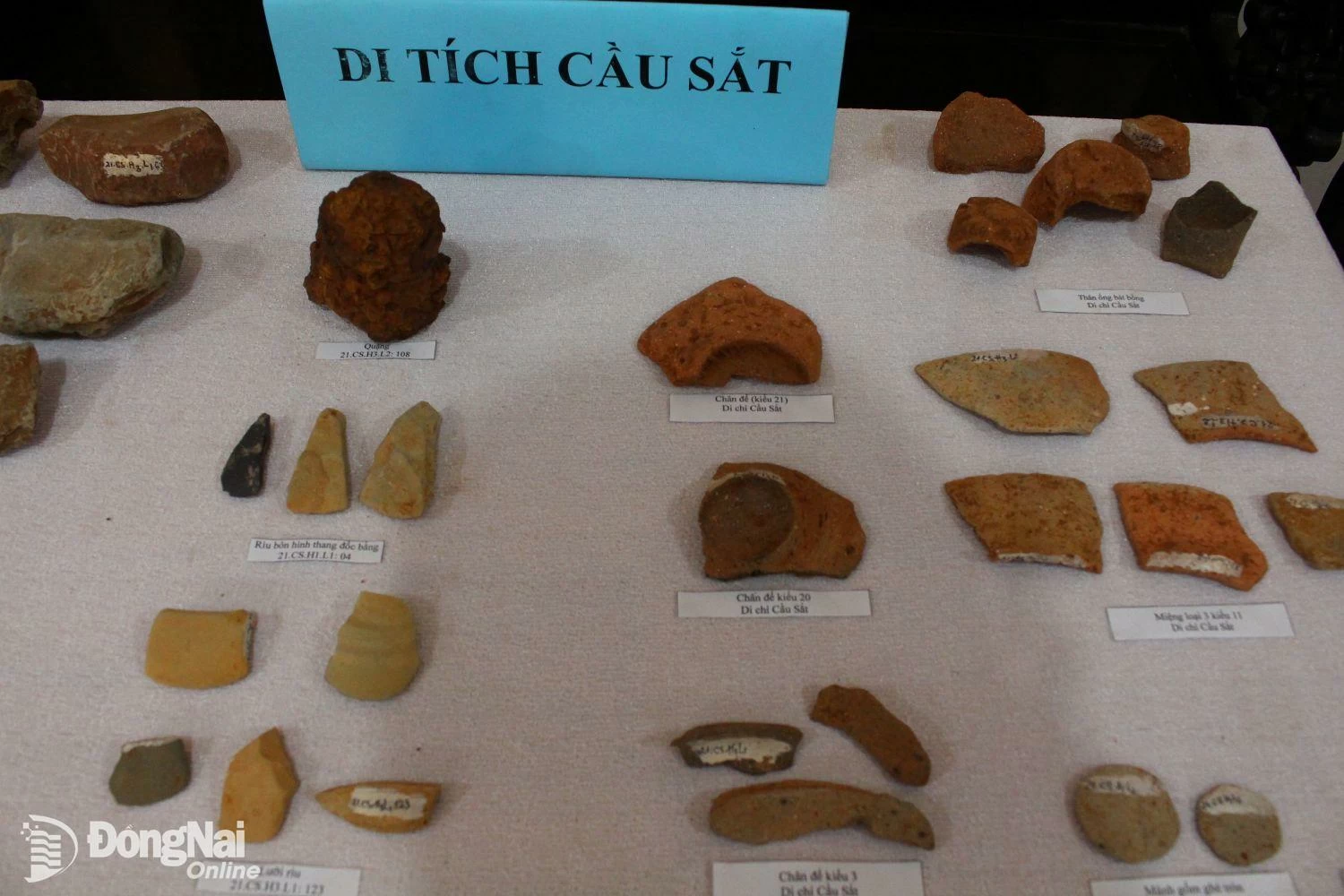 ロンカイン市ビンロック村の Cau Sat 遺跡の発掘中に収集された遺物。写真: 文書