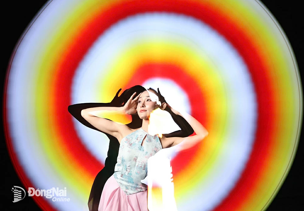 Khánh Linh trong trang phục dân tộc. Ảnh thể loại Light Painting Concept do nhiếp ảnh gia Trung Nghĩa thực hiện.