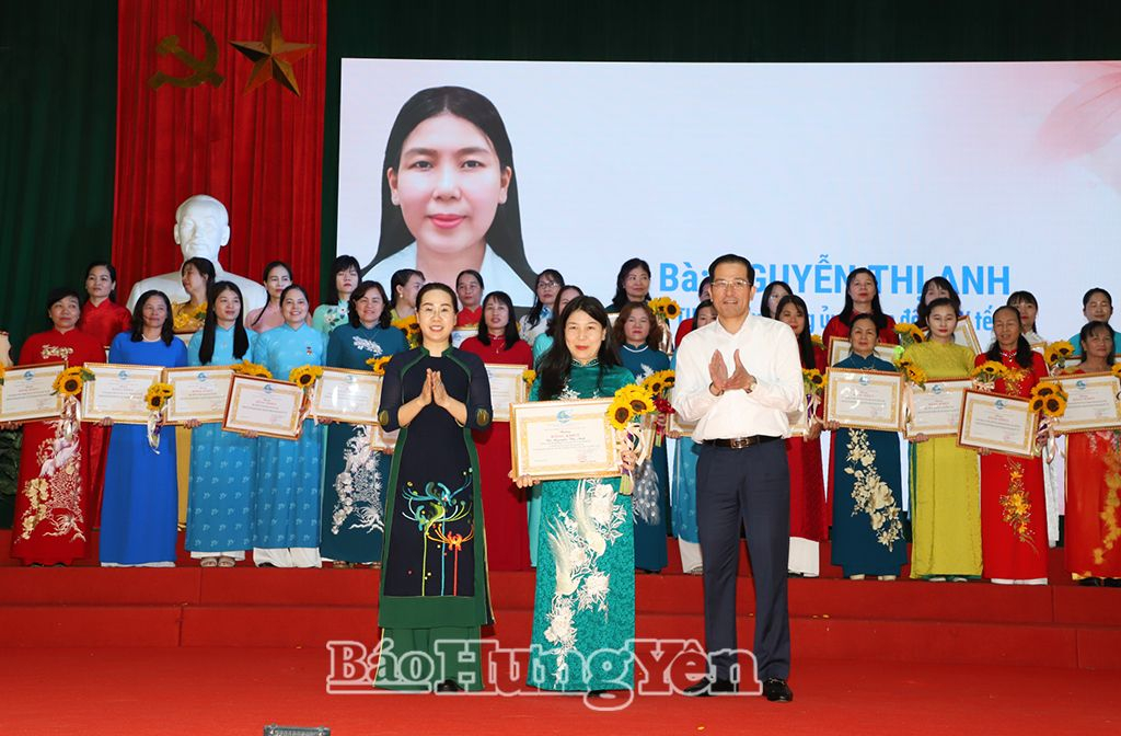 Ban tổ chức trao thưởng cho các điển hình tiên tiến giai đoạn 2020 - 2025