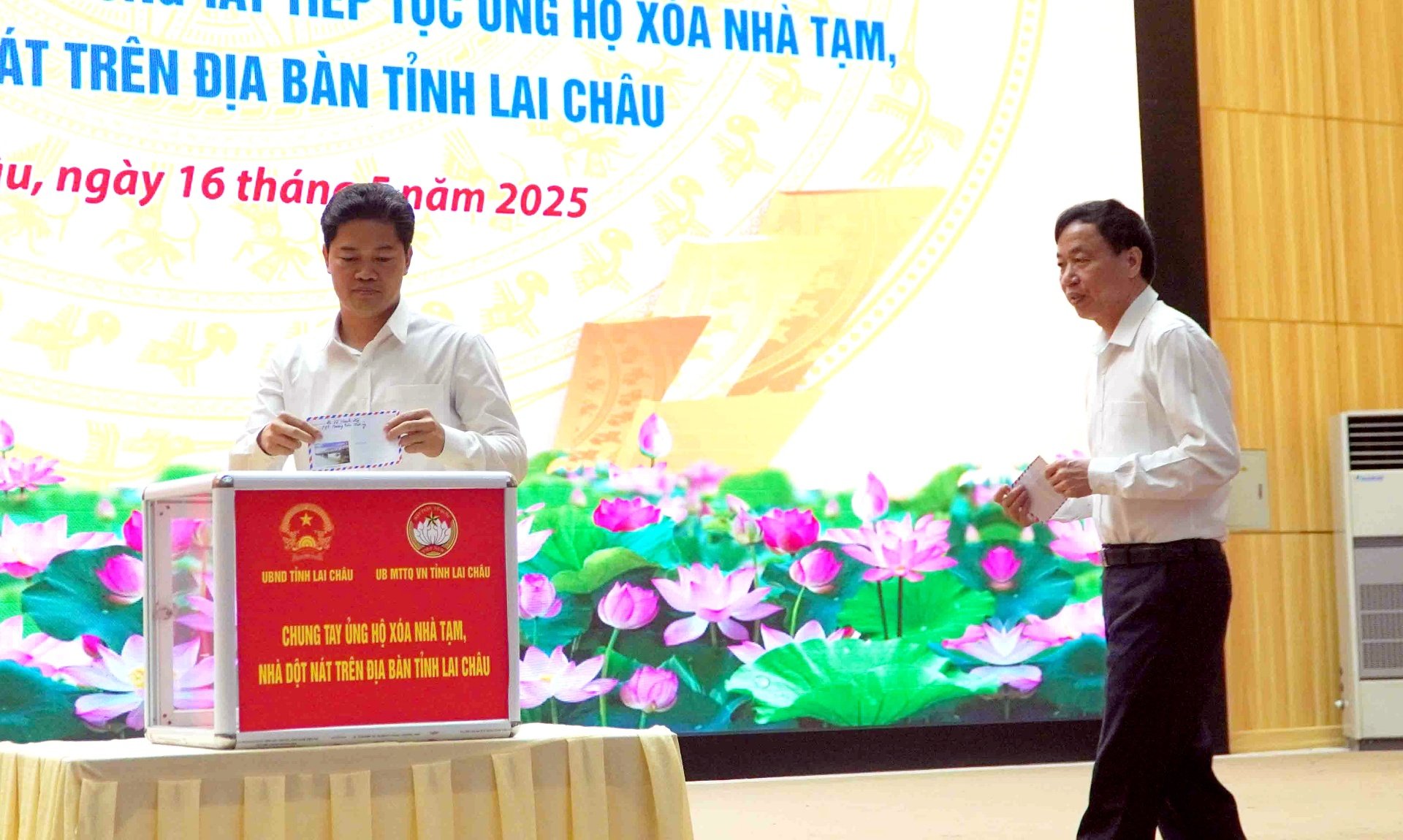 Các đồng chí lãnh đạo tỉnh, đại biểu dự Hội nghị và doanh nghiệp cùng đóng góp, ủng hộ xoá nhà tạm, nhà dột nát.