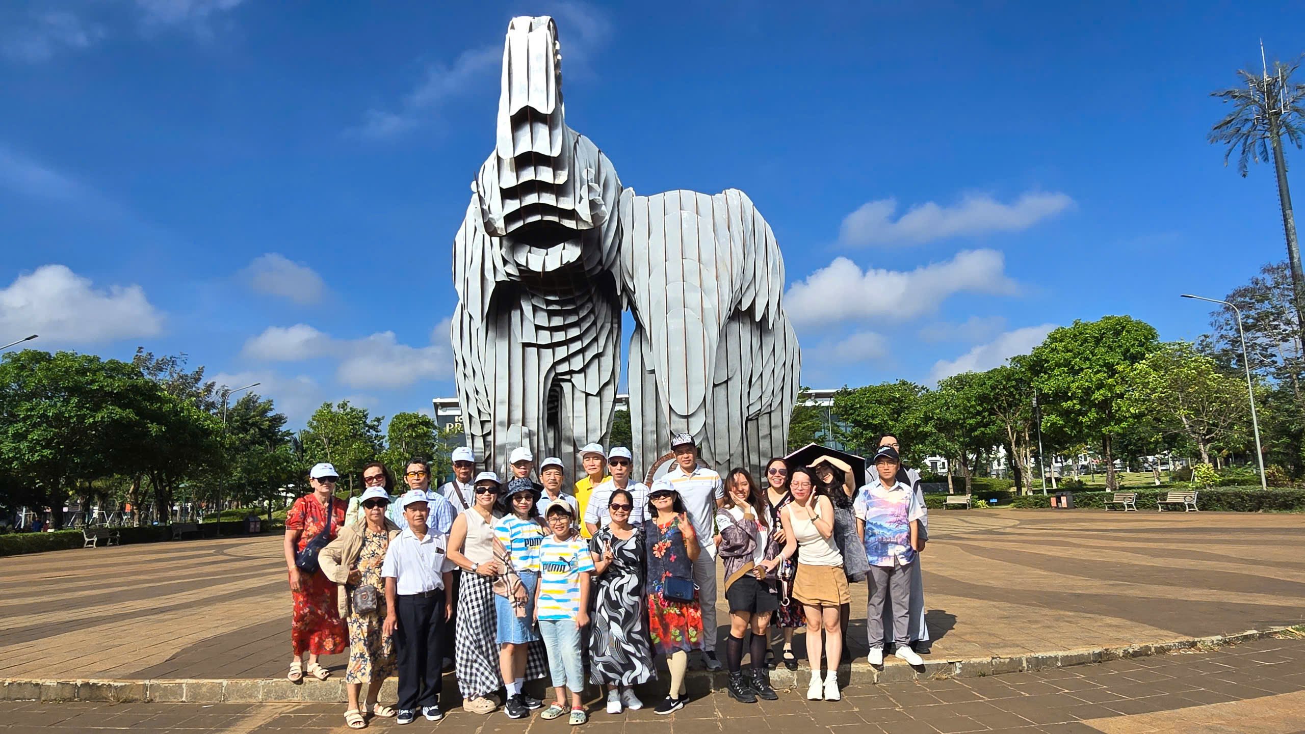 Mùa Hè 2025, Vietravel dành nhiều ưu đãi cho khách hàng. Trong ảnh: Du khách tham gia tour  Tây Nguyên do Vietravel tổ chức.