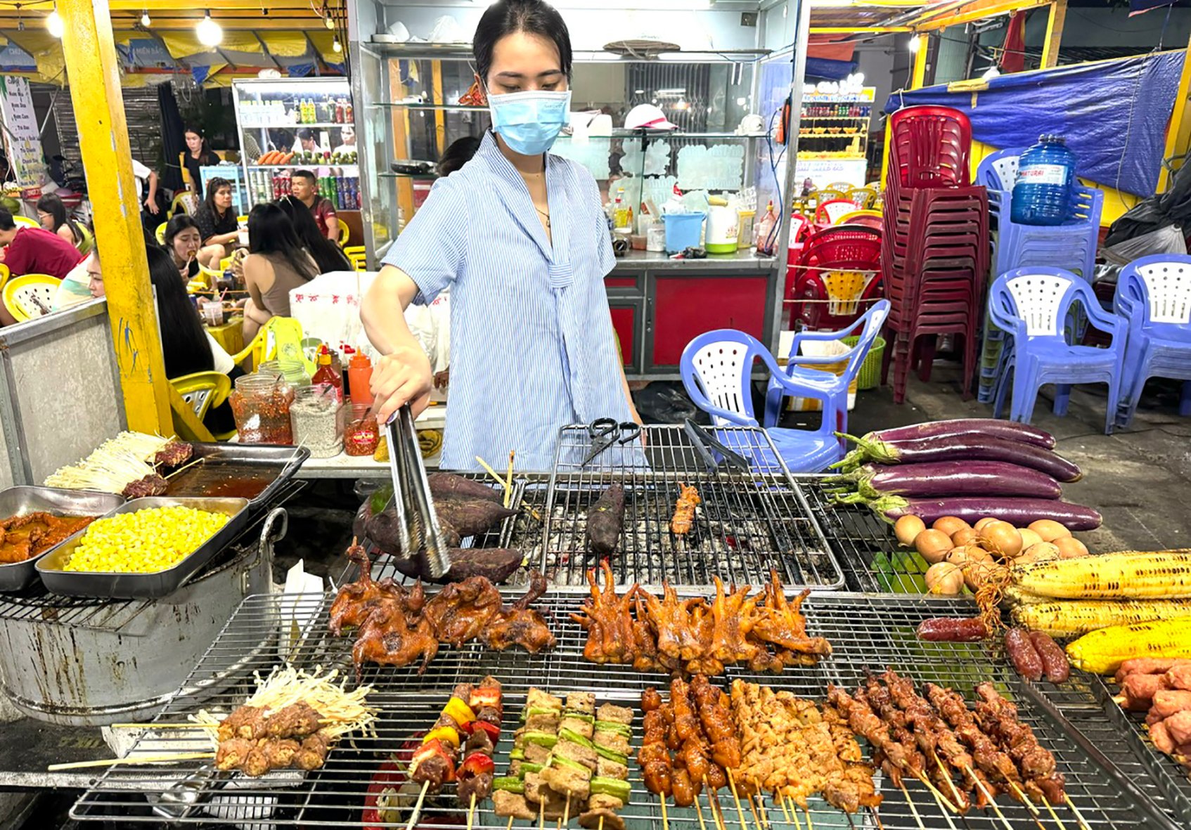Các món nướng đặc trưng ẩm thực đường phố bán tại Chợ đêm  Côn Đảo.