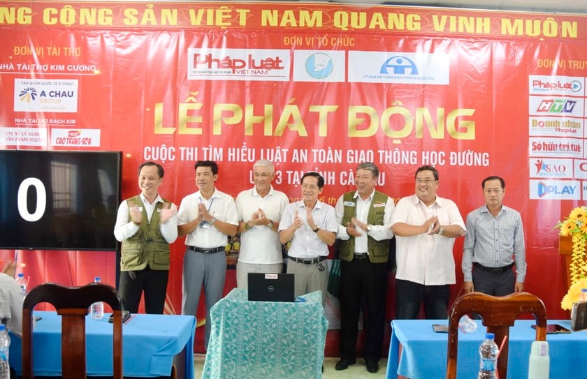Đại biểu bấm nút phát động Cuộc thi thi trực tuyến ATGT học đường (ông Nguyễn Thanh Bằng - Chánh Văn phòng Ban ATGT tỉnh Cà Mau, đứng thứ 2, từ phải sang).