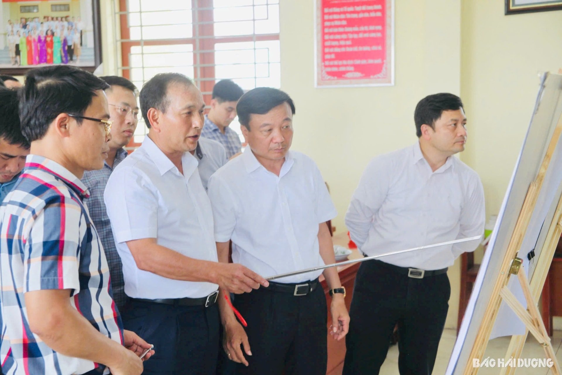 Đồng chí Lưu Văn Bản, Ủy viên Ban Thường vụ Tỉnh ủy, Phó Chủ tịch Thường trực UBND tỉnh Hải Dương đề nghị quy hoạch đường dẫn vào ga Hải Dương Nam với quy mô 4 làn xe