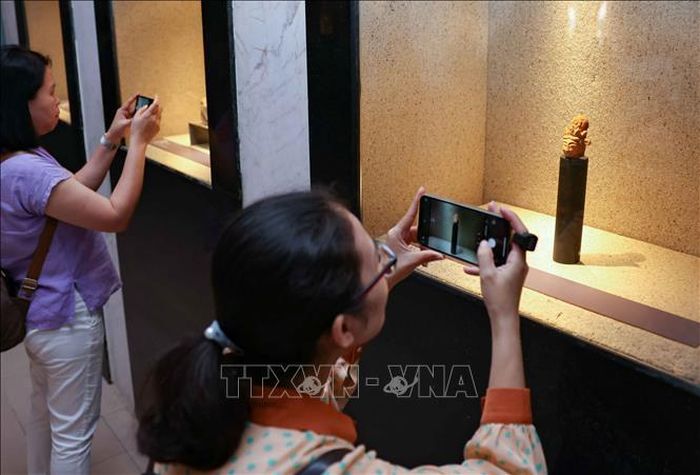 Visitors to the exhibition. Photo: Thanh Tung/VNA