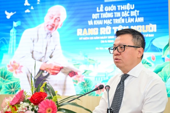 Trưng bày những hình ảnh quý giá về Chủ tịch Hồ Chí Minh qua triển lãm ảnh &quot;Rạng rỡ tên Người&quot; - Ảnh 2.