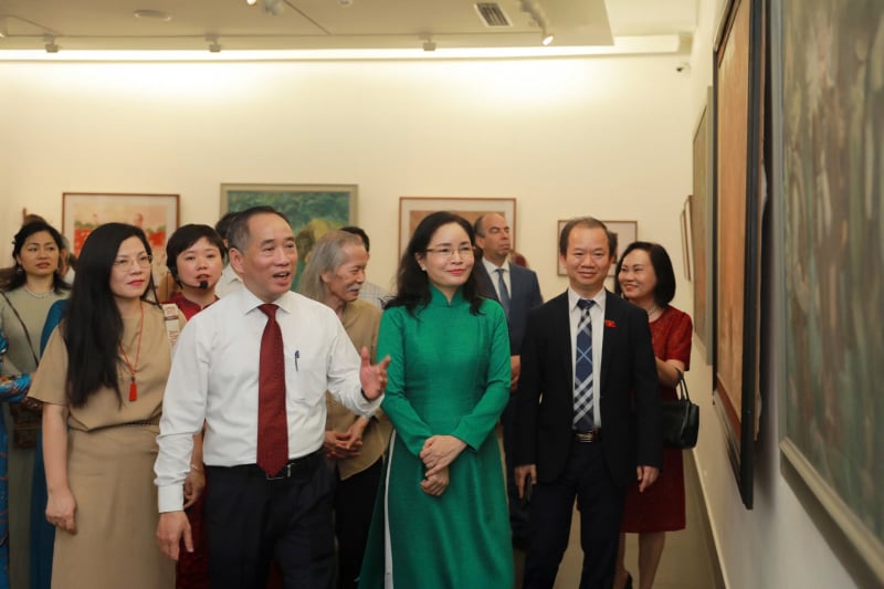 Những dấu ấn đặc biệt Chủ tịch Hồ Chí Minh qua nghệ thuật tạo hình -0