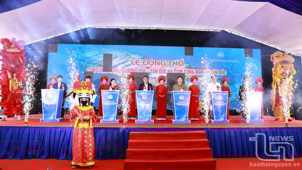 Các đại biểu thực hiện nghi thức động thổ Dự án CCN Tân Đức - Lương Phú và CCN Tân Đức. (Ảnh: Đình Sơn)
