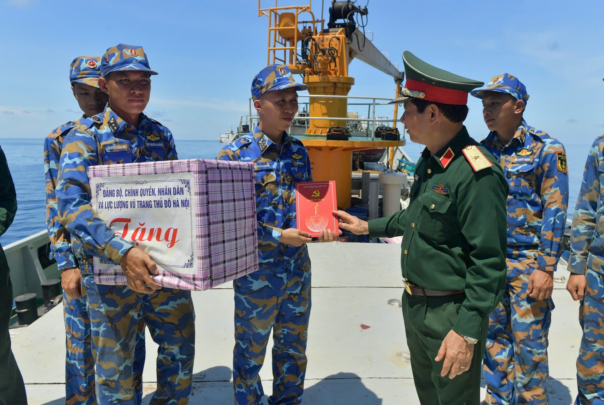 Thiếu tướng Nguyễn Đình Lưu, Phó Tư lệnh Bộ Tư lệnh Thủ đô, Phó trưởng đoàn Thường trực đoàn công tác thăm, tặng quà, động viên cán bộ, chiến sĩ tàu trực chiến. Ảnh: VD