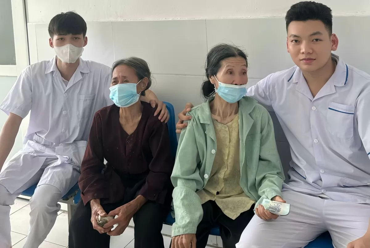 Dos estudiantes ayudan a una anciana a ser examinada: 'Corazones jóvenes' difunden amor