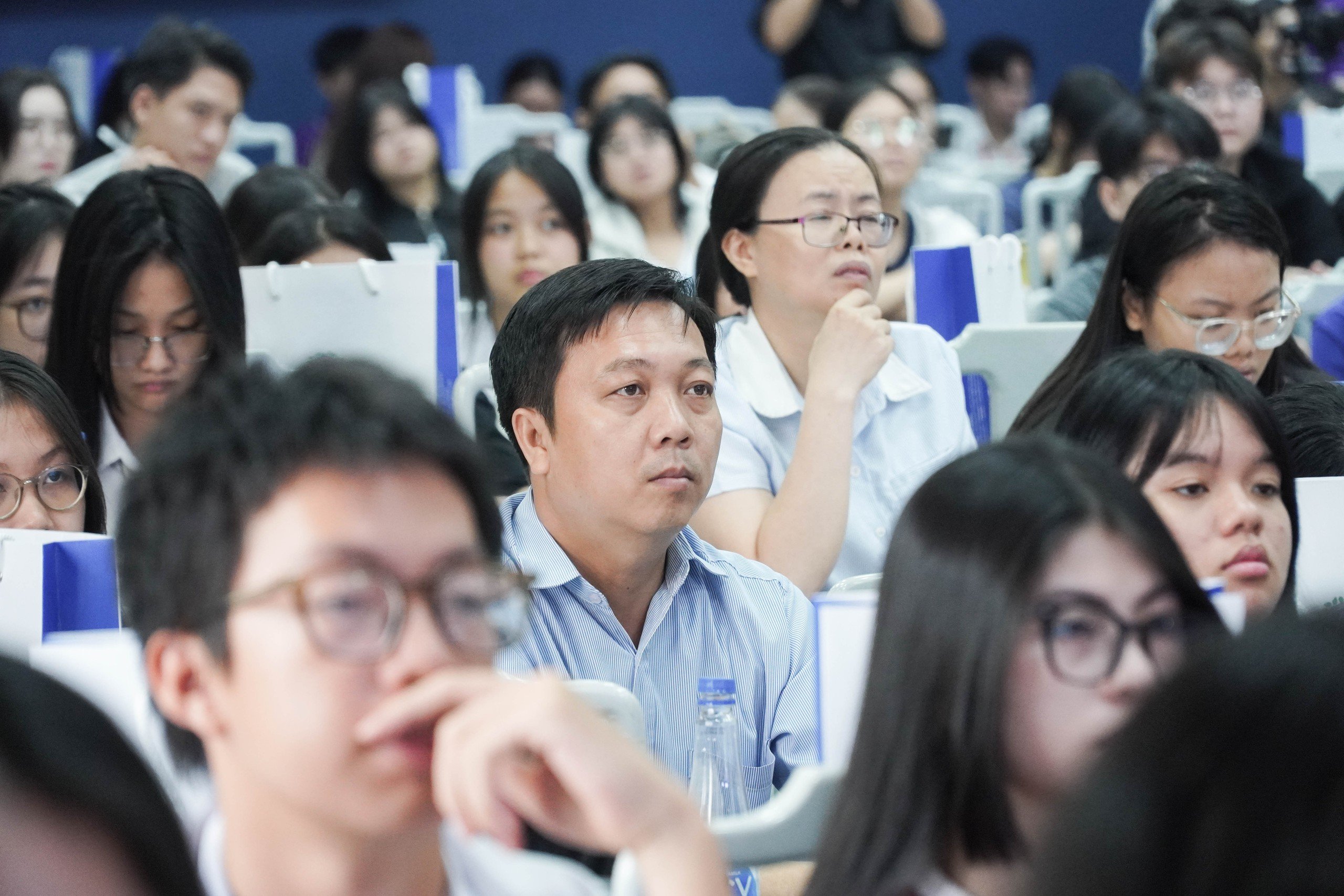 Phụ huynh trải nghiệm 1 ngày làm sinh viên cùng con  - Ảnh 6.