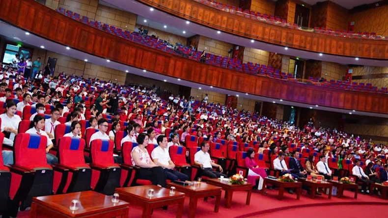 Hải Dương khen thưởng 151 tập thể, cá nhân tiêu biểu trong Tháng tự học tiếng Anh ảnh 1