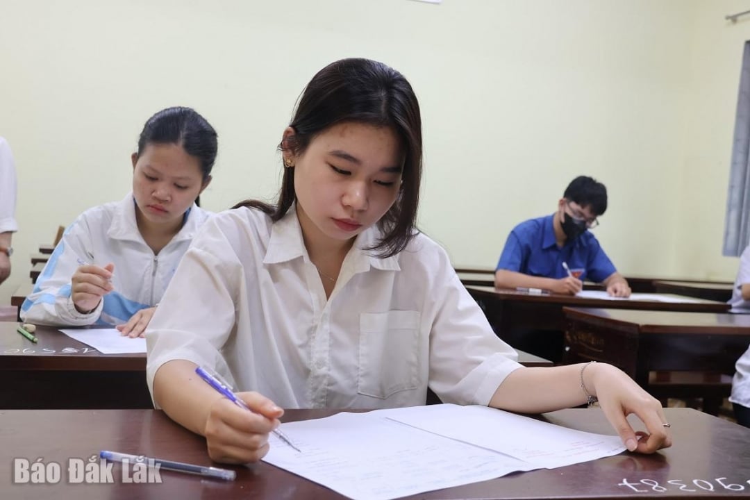 Thí sinh  tham dự Kỳ thi thử tốt nghiệp THPT năm 2025 tại Điểm thi Trường THPT Buôn Ma Thuột. 