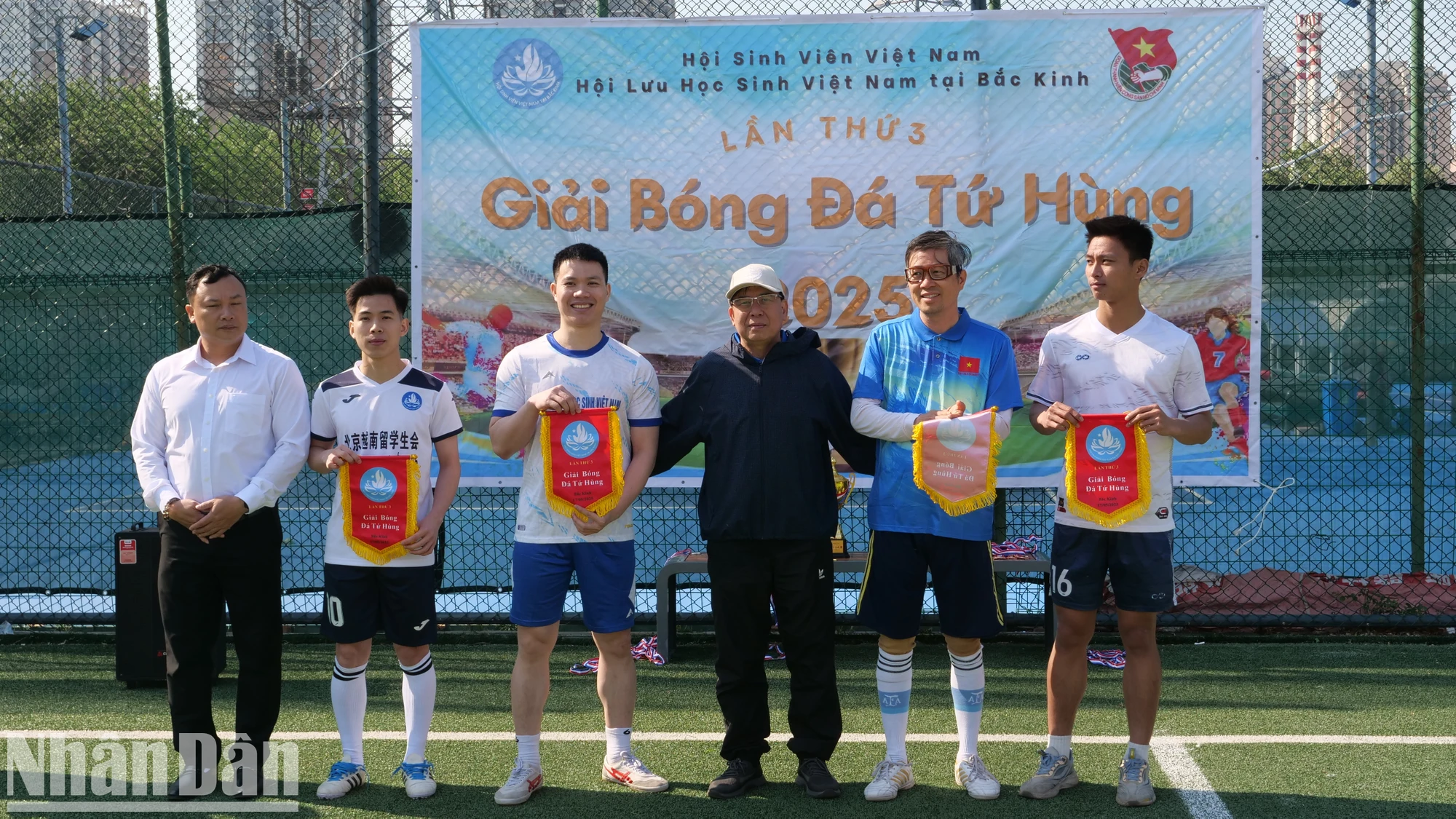 [Foto] Emocionante Torneo de Fútbol Cuatro Estrellas de Vietnam en Beijing, China en 2025 foto 4