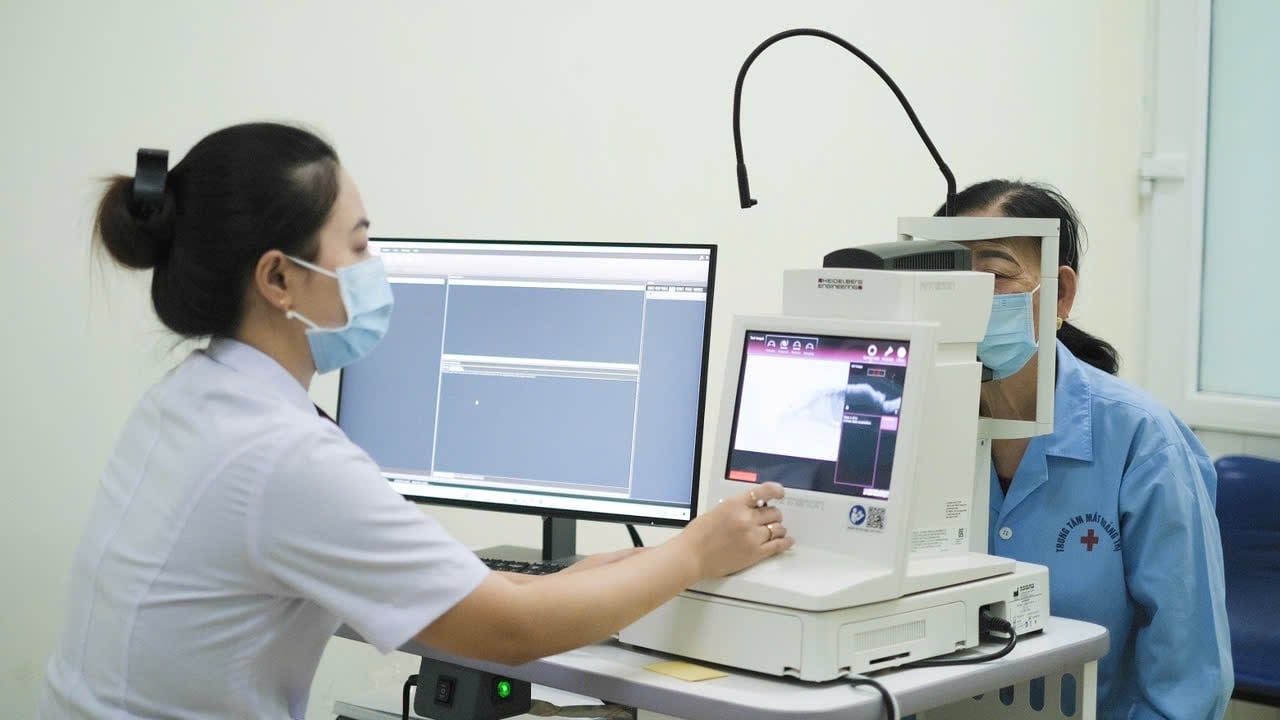 Ứng dụng công nghệ cao trong chẩn đoán và điều trị đục thủy tinh thể