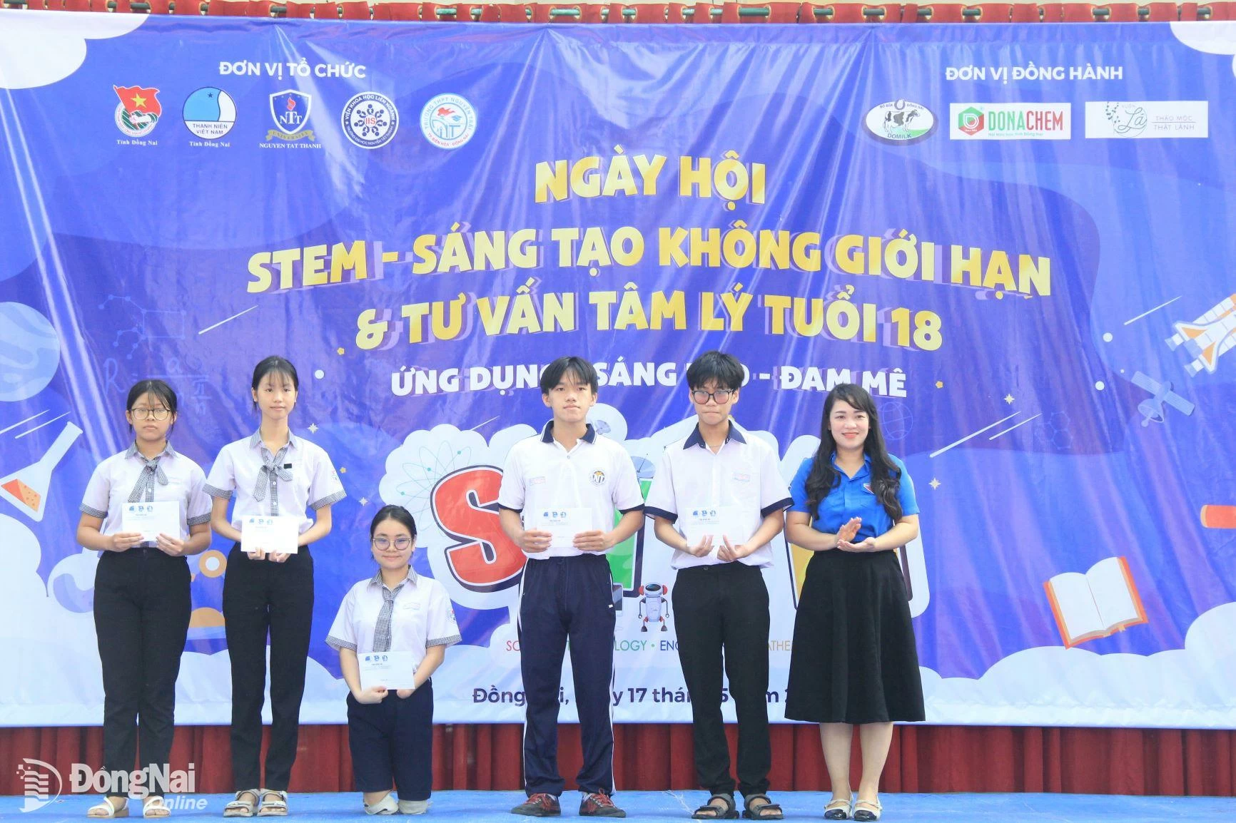 Phó bí thư Tỉnh đoàn Nguyễn Trần Phương Hà trao học bổng cho các em học sinh. Ảnh: Nga Sơn