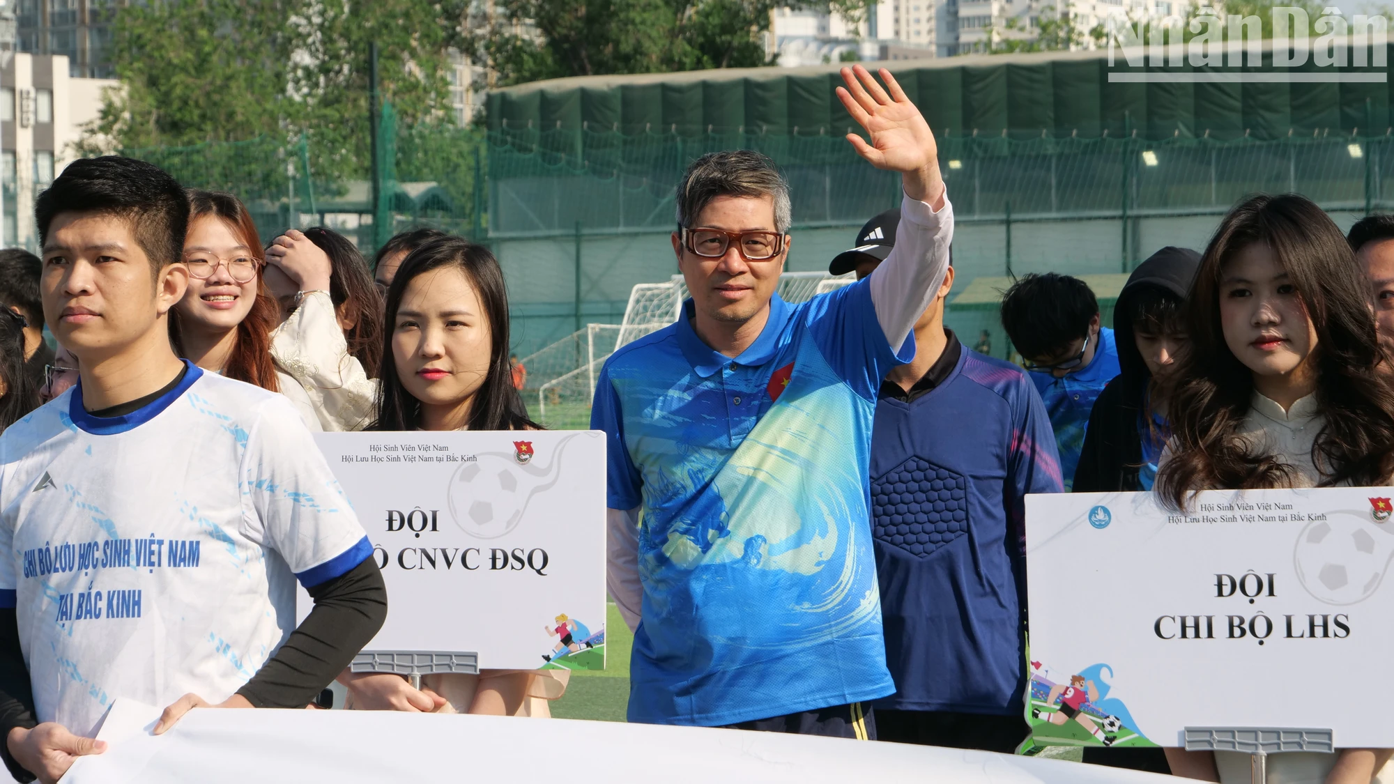 [Foto] Emocionante Torneo de Fútbol Cuatro Estrellas de Vietnam en Beijing, China, en 2025 foto 7