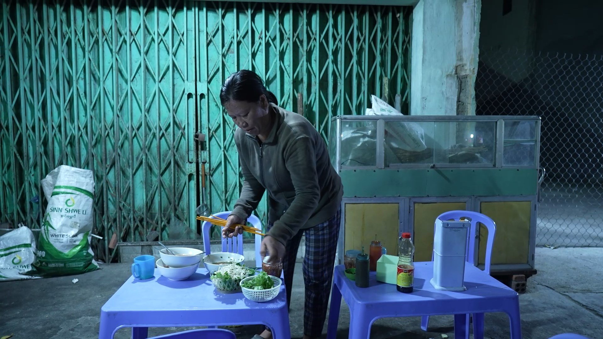 Dù sức khỏe yếu đi nhiều, nhưng chị Cúc chưa bao giờ dám gục ngã, vì sau chị còn có mẹ chồng và các con 