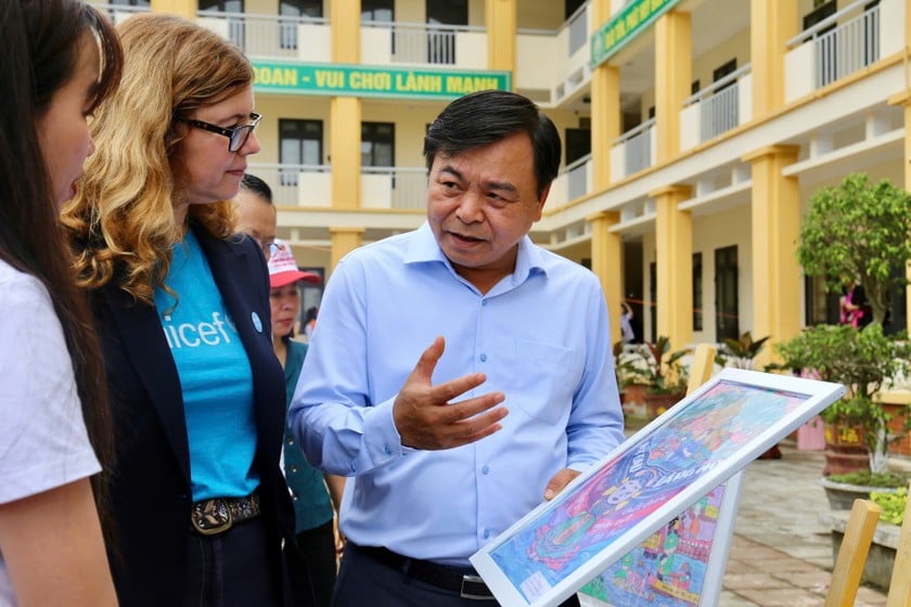 Thứ trưởng Nguyễn Hoàng Hiệp chia sẻ thông điệp của những bức tranh về thiên tai ở vùng cao Lào Cai.