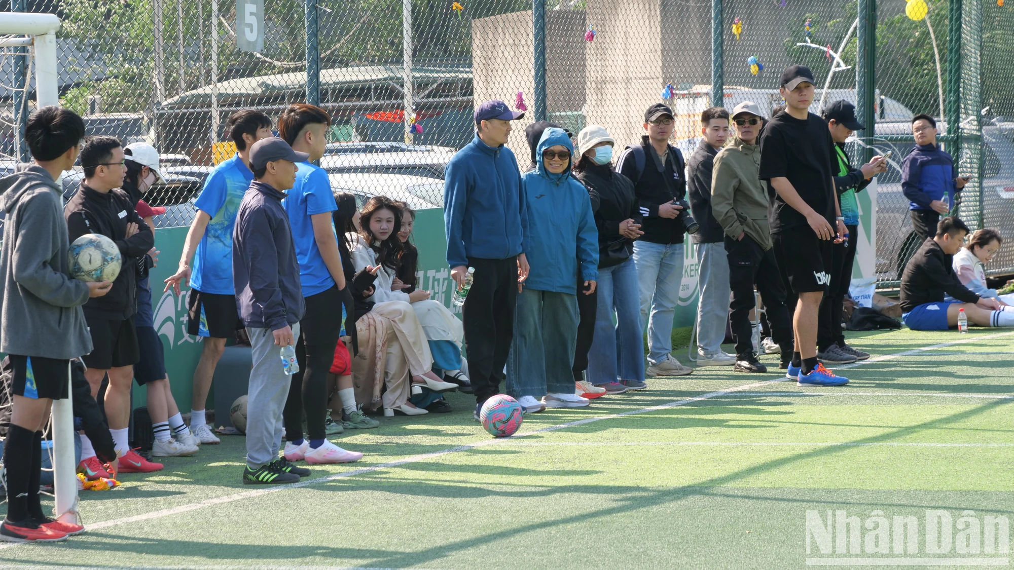 [Foto] Emocionante Torneo de Fútbol Cuatro Estrellas de Vietnam en Beijing, China, en 2025 foto 12