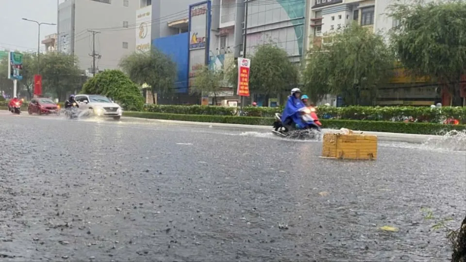 Trận mưa lớn ngày 13-5 làm ngập nhiều tuyến đường tại quận Ninh Kiều, TP Cần Thơ
