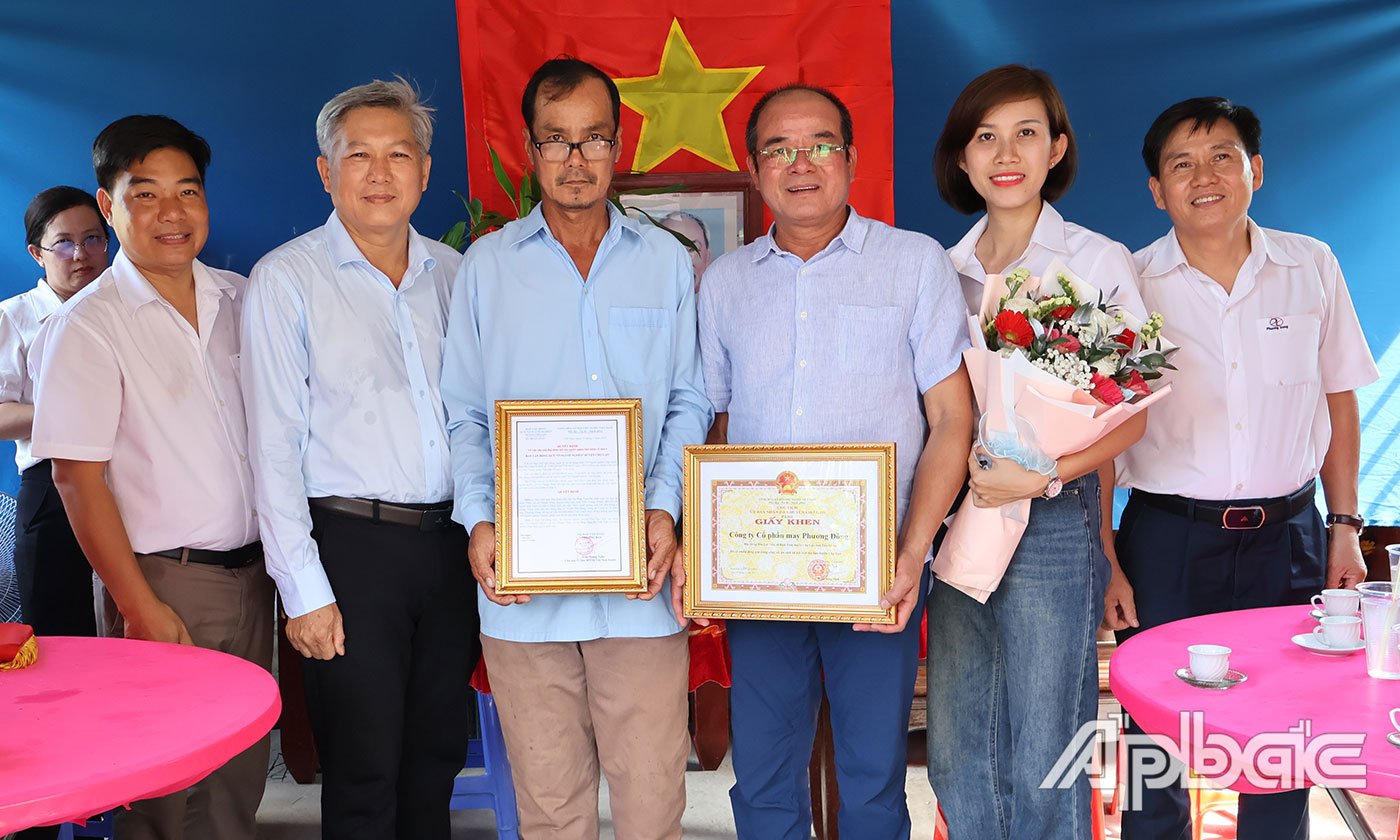 UBND huyện tặng giấy khen Công ty Cổ phần may Phương Đông và công ty Cổ phần Tex- Giang.