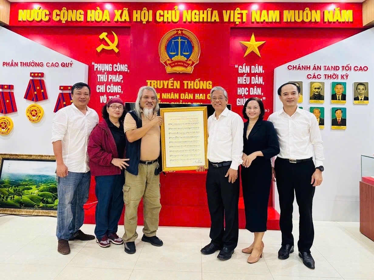Viết về “đất mẹ yêu thương” bằng tất cả ân tình