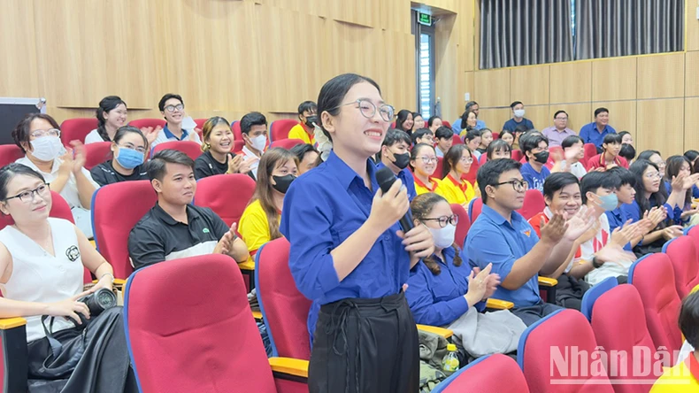 Veterans of the Saigon-Gia Dinh Military Region's Armed Forces Commando Unit exchange with students of Cuu Long University photo 1