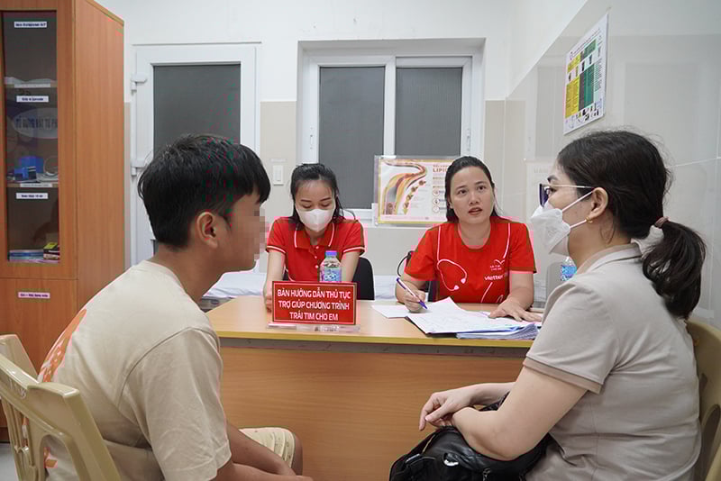 Tư vấn, hướng dẫn làm thủ tục cho trẻ bị mắc tim bẩm sinh.