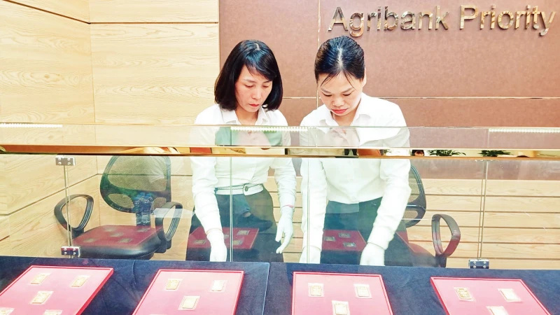 يتم بيع سبائك الذهب في فرع بنك Agribank. (الصورة: ثوي آنه)