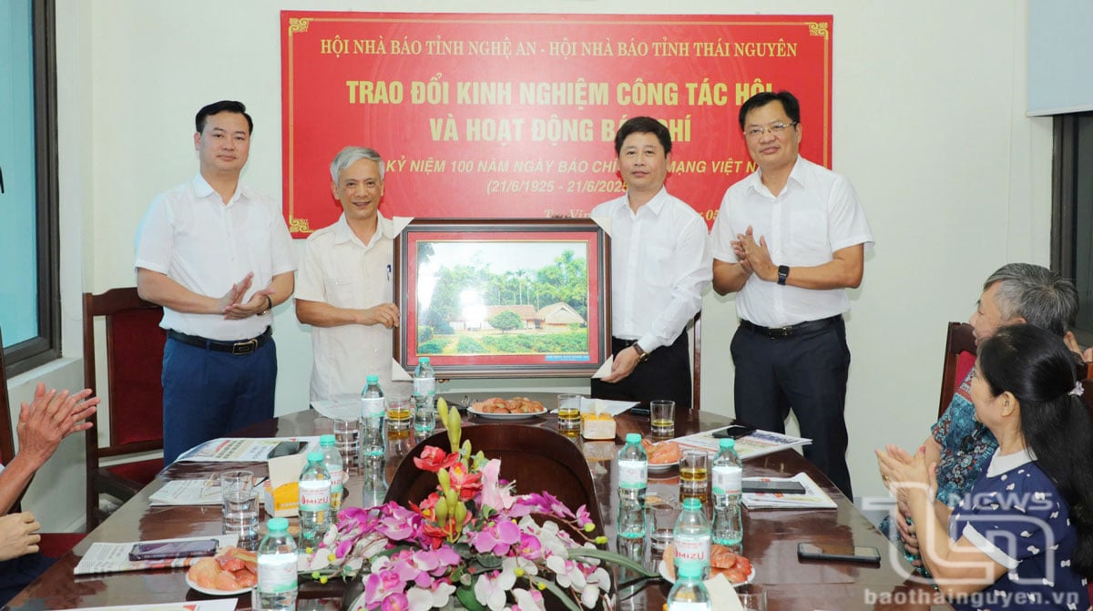 Thường trực Hội Nhà báo tỉnh Nghệ An tặng quà lưu niệm cho đại diện Hội nhà báo tỉnh Thái Nguyên.