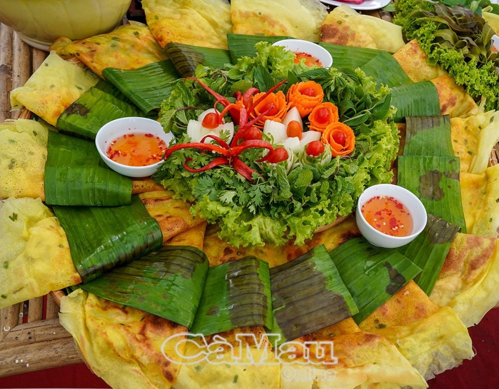 Bánh xèo mang đậm hương vị quê hương, được làm từ bột, gia vị, nghệ, thịt vịt xiêm, tôm xào củ hủ dừa, ăn với rau đồng rất ngon.