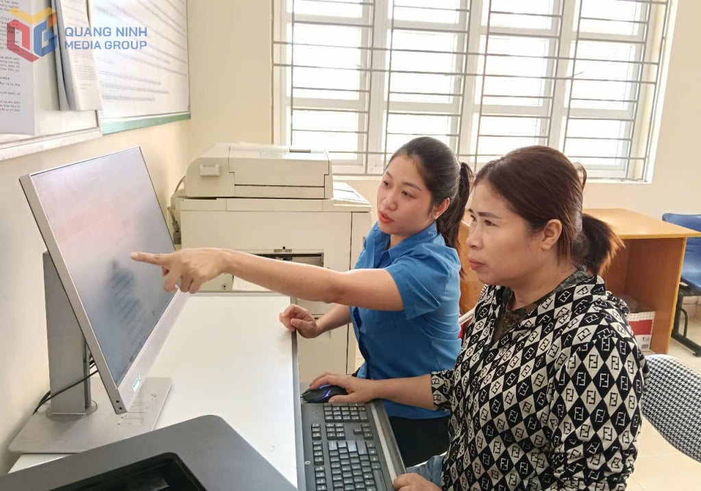 ĐVTN xã Đồng Rui hướng dẫn người dân nộp hồ sơ trực tuyến.