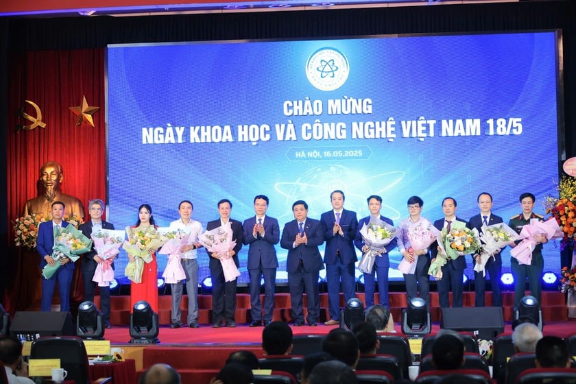 Phó Thủ tướng Nguyễn Chí Dũng cùng Bộ trưởng Bộ KH&amp;CN Nguyễn Mạnh Hùng và các nhà khoa học, đại diện doanh nghiệp, viện nghiên cứu được vinh danh tại buổi lễ Chào mừng ngày KHCN 2025 (Ảnh: Bộ KH&amp;CN)