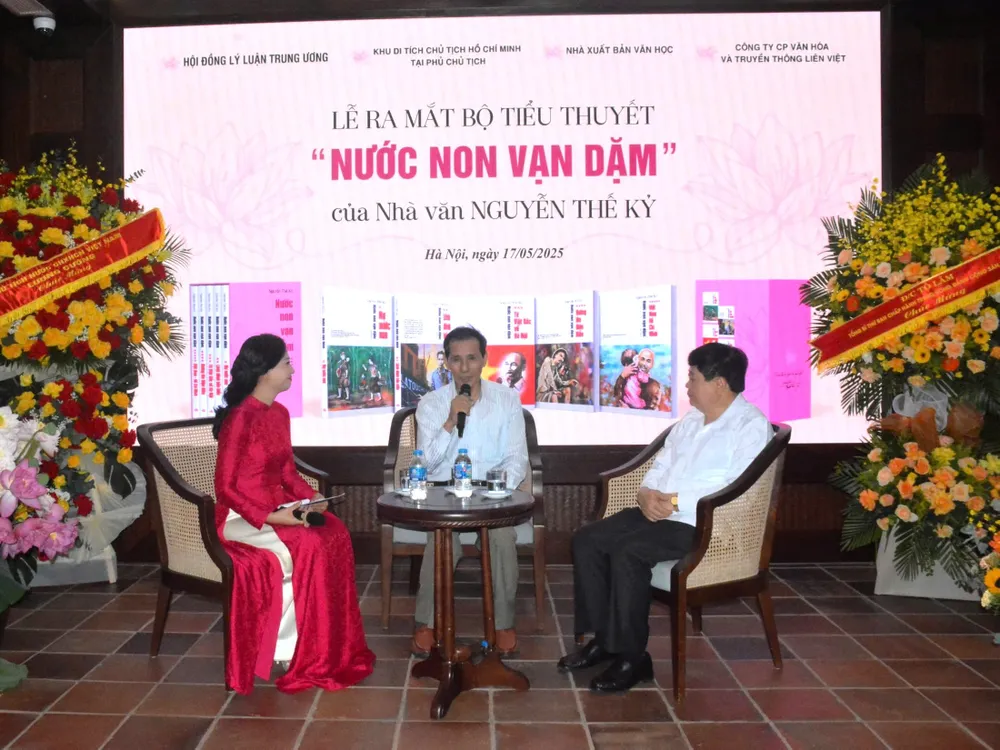 Launching the complete historical novel about President Ho Chi Minh