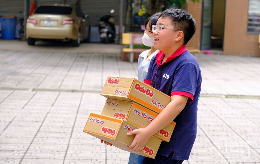 Các em học sinh lớp 6TA1.1, Trường THCS Đoàn Thị Điểm (Hà Nội), vận chuyển quà tặng Trung tâm Bảo trợ và Công tác xã hội tỉnh Thái Nguyên.