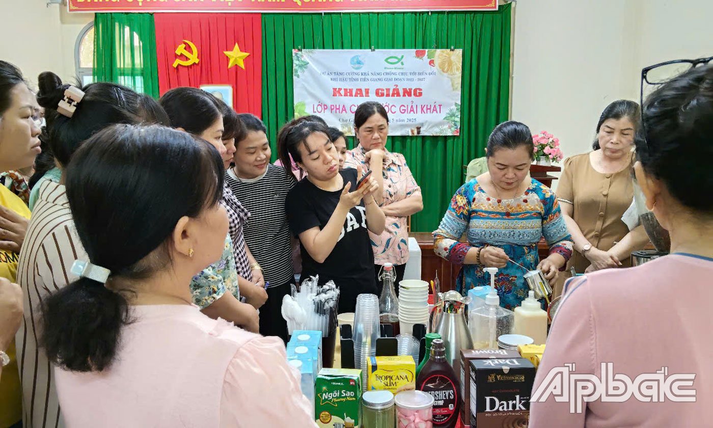 Giảng viên hướng dẫn pha chế các loại nước giải khát.