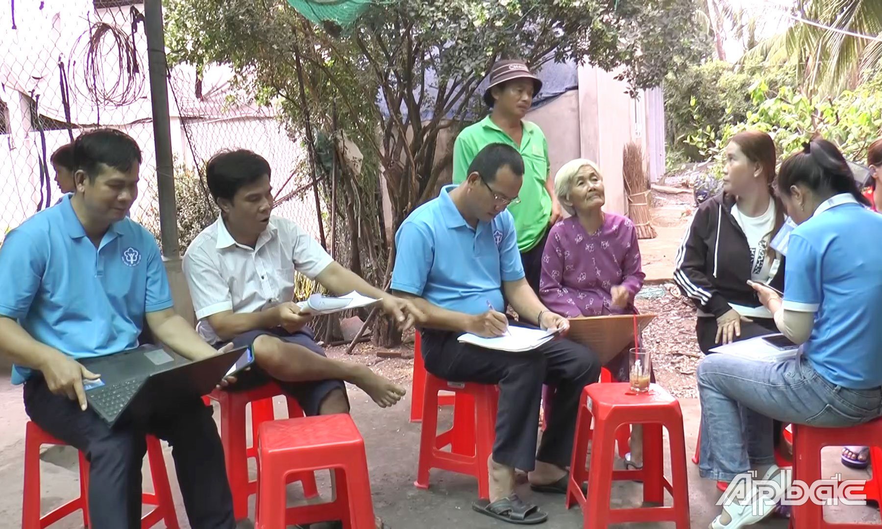 ប្រជាពលរដ្ឋចុះឈ្មោះចូលរួមការធានារ៉ាប់រងសុខភាពស្ម័គ្រចិត្ត។
