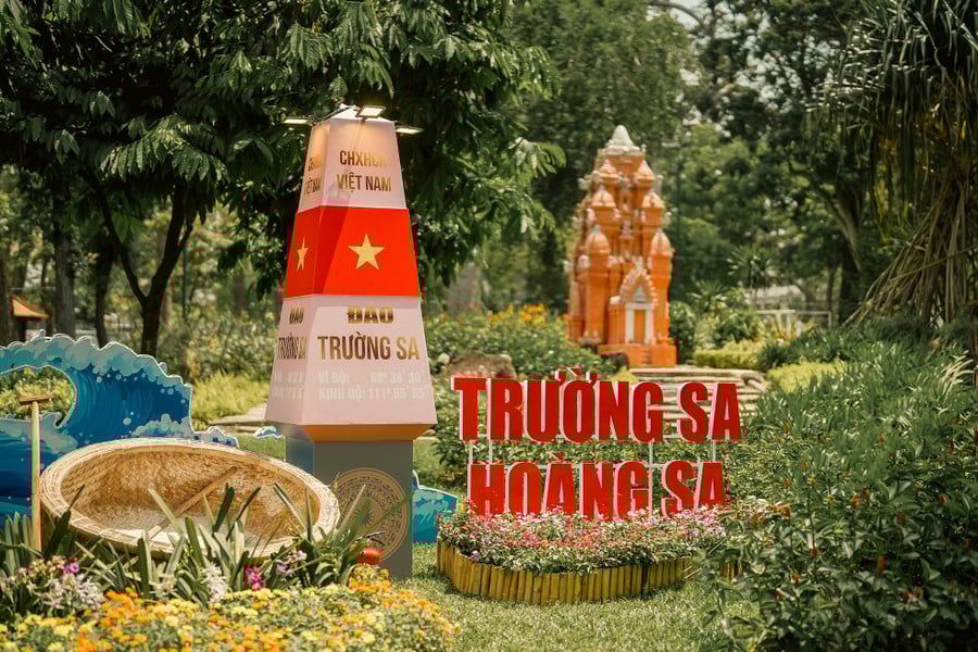 Một tiểu cảnh gây xúc động mạnh về chủ quyền biển đảo. Phía xa là tháp Nhạn, một công trình đặc trưng của công viên Tao Đàn.