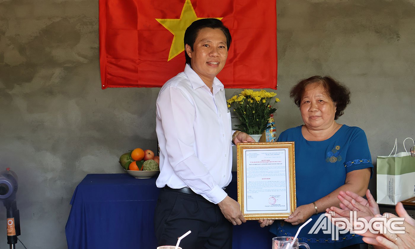 Trao quyết định bàn giao nhà.