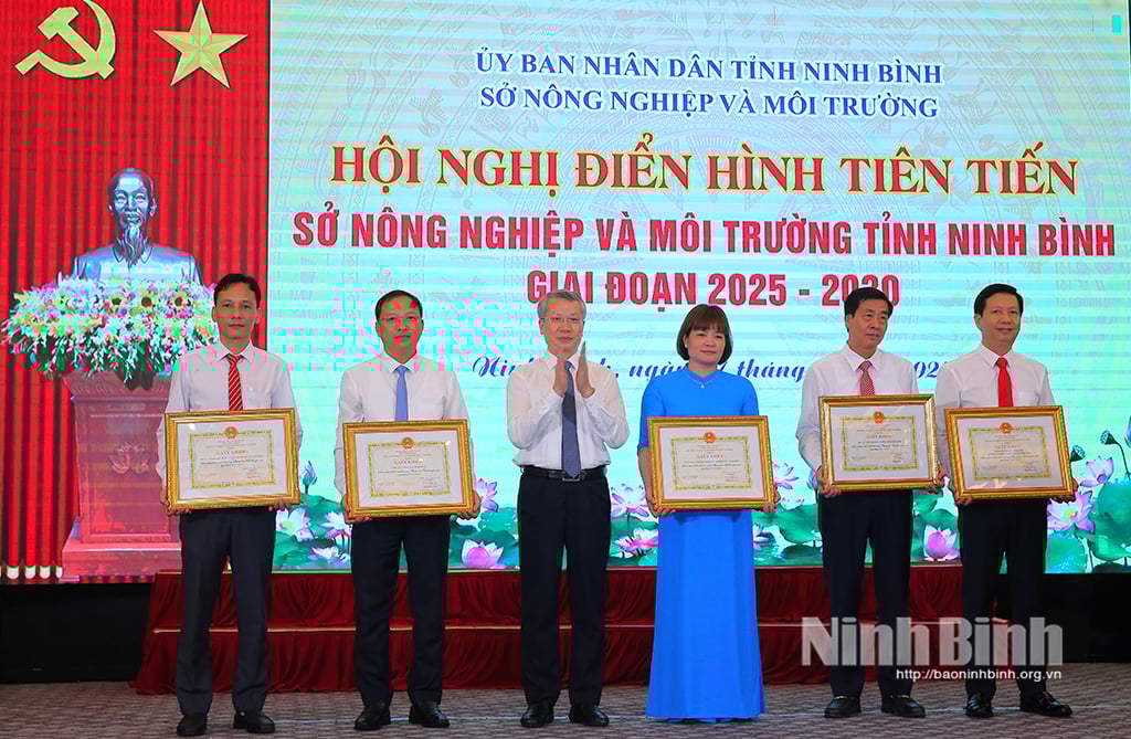 ថ្នាក់​ដឹក​នាំ​មន្ទីរ​កសិកម្ម​និង​បរិស្ថាន​លើក​សរសើរ​សមូហភាព​ដែល​មាន​ស្នាដៃ​ឆ្នើម។