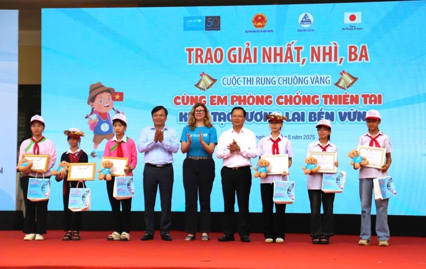 Trao giải cho các học sinh xuất sắc tại cuộc thi “Rung chuông vàng: Cùng em phòng, chống thiên tai - Kiến tạo tương lai bền vững”