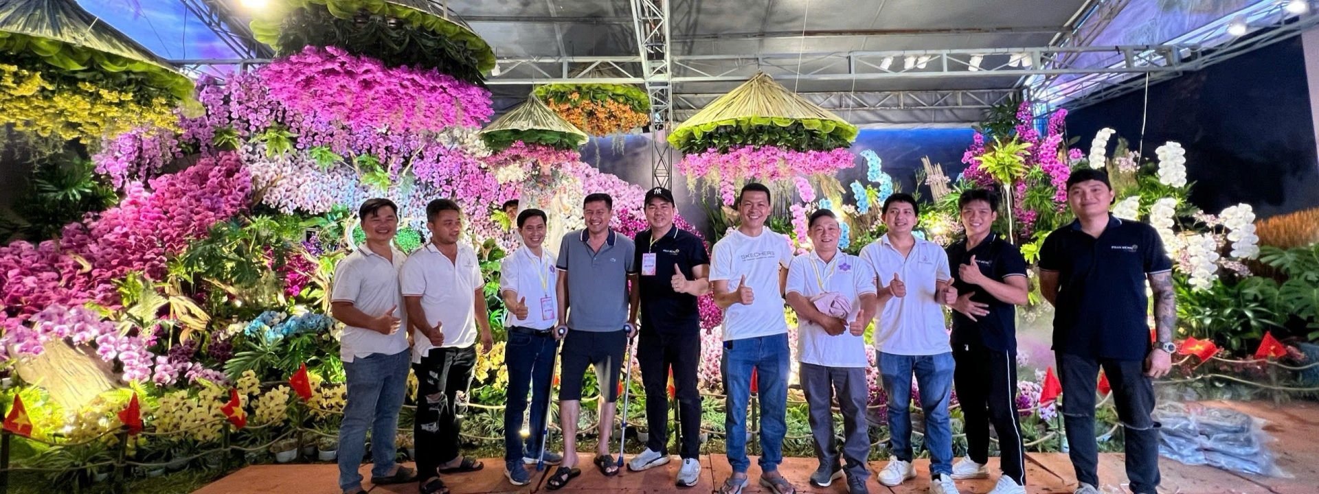 Các thành viên tham gia thực hiện tác phẩm Hồn Việt tại Festival hoa Lan thành phố Hồ Chí Minh 2025 (ảnh Hiệp hội Hoa Đà Lạt)