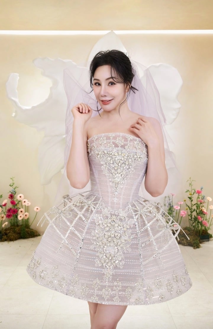 4 bộ váy cưới đính pha lê đắt tiền của cô dâu Hồ Quỳnh Hương - Ảnh 3.