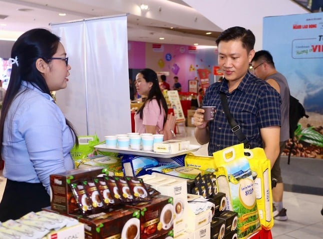 Người dân thưởng thức cà phê miễn phí.