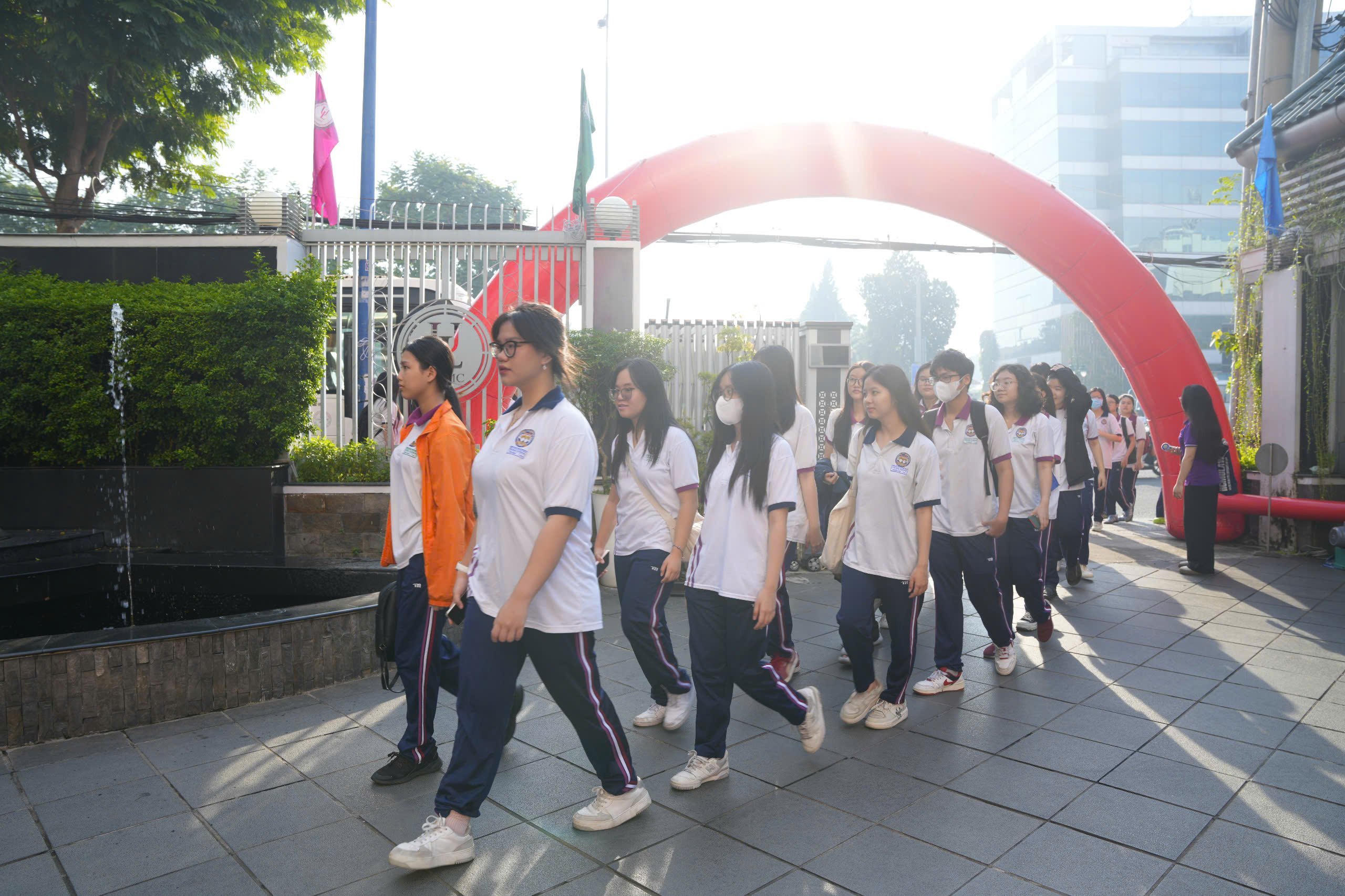 Phụ huynh trải nghiệm 1 ngày làm sinh viên cùng con  - Ảnh 8.