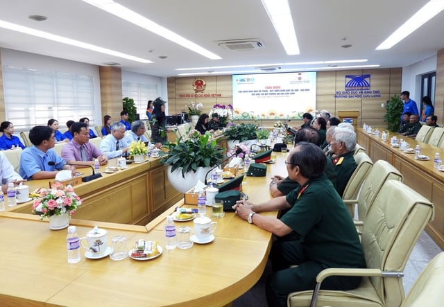 Các cựu chiến sĩ Biệt động Sài Gòn giao lưu với sinh viên Trường ĐH Cửu Long- Ảnh 4.