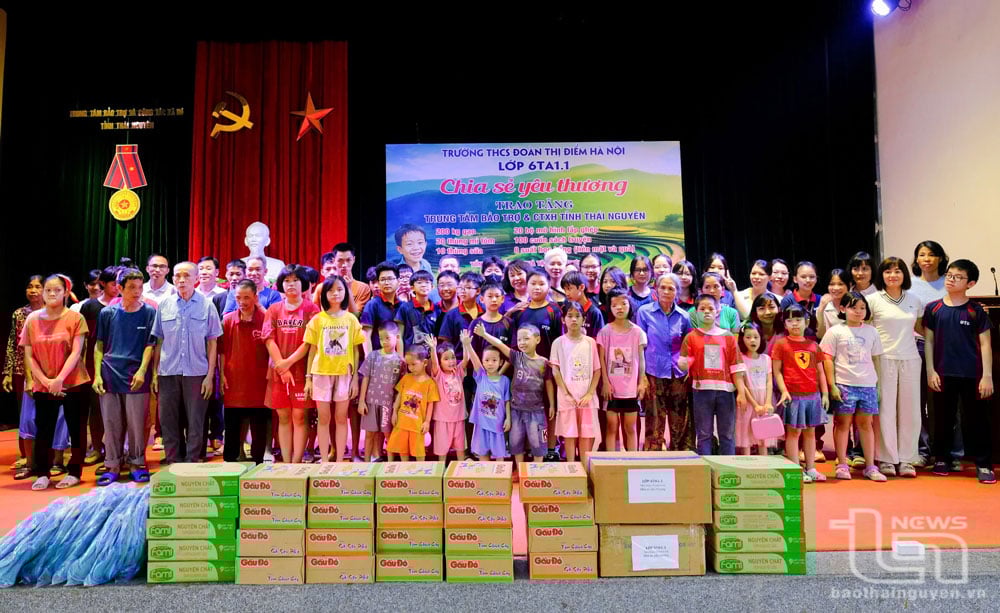 Thầy và trò lớp 6TA1.1, Trường THCS Đoàn Thị Điểm (Hà Nội), tặng quà cho Trung tâm Bảo trợ và Công tác xã hội tỉnh Thái Nguyên.