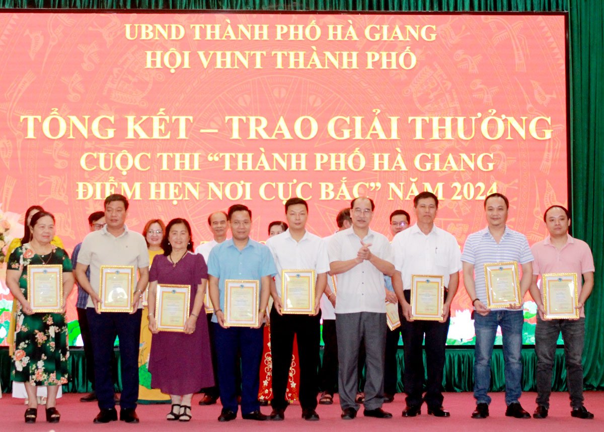 Trao giải Ba cho các tác giả đoạt giải.