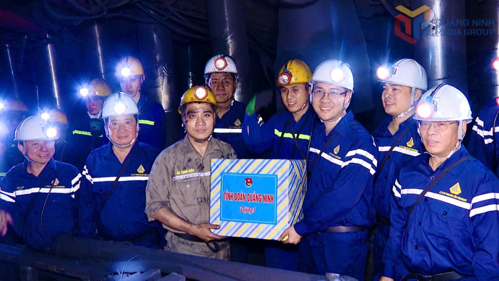 Anh Nguyễn Văn Khải (thứ 4, bên trái sang) đại diện Đoàn Thanh niên của đơn vị nhận quà tặng của Tỉnh đoàn Quảng Ninh dịp tháng 3/2025.